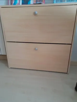 Zapatero de madera beige