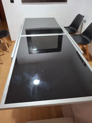 Mesa cristal Extensible y 4 sillas negras