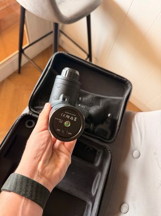 Pistola de masaje con accesorios y maletin