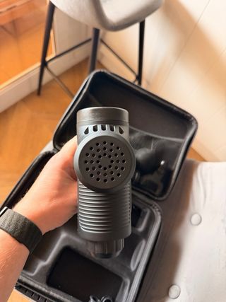 Pistola de masaje con accesorios y maletin