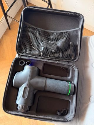 Pistola de masaje con accesorios y maletin