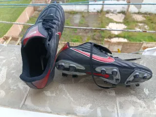 Botas de fútbol Nike negras y rojas