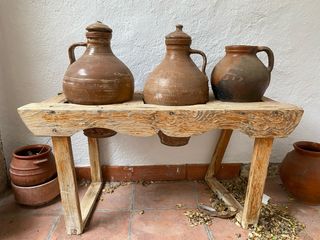 Mueble rústico antiguo para cántaros o decoración