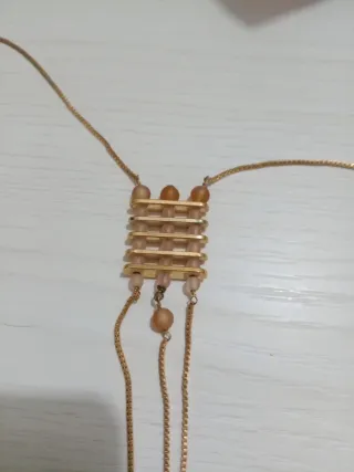 Collana lunga color oro con perline arancioni