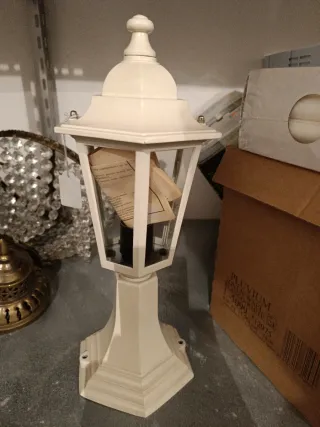 Farol blanco de cristal y plástico