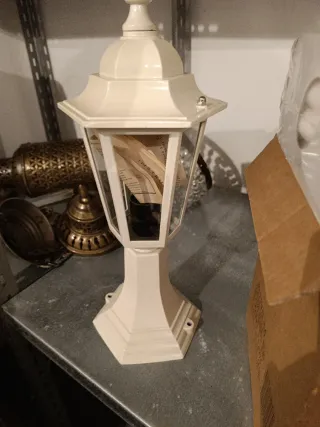 Farol blanco de cristal y plástico