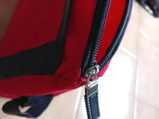 Bandolera roja y negra 30cmx25cm