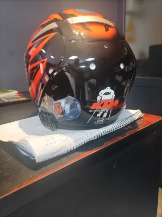 Casco de moto Shoei naranja y negro talla L