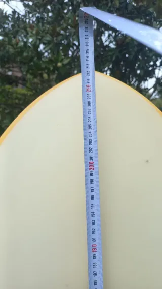 Tabla de surf amarilla