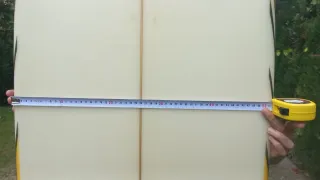 Tabla de surf amarilla