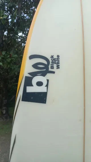 Tabla de surf amarilla
