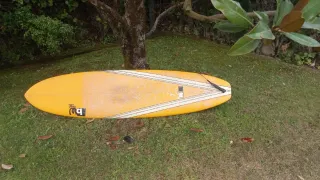 Tabla de surf amarilla