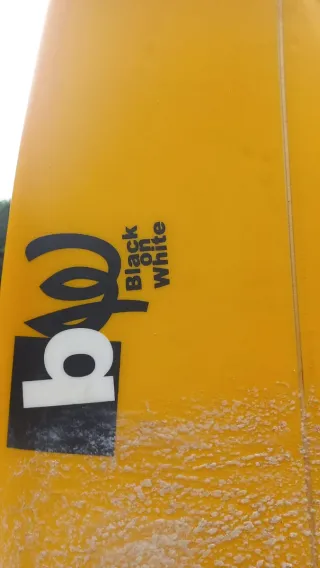 Tabla de surf amarilla