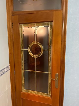 Puerta de madera con cristal decorado