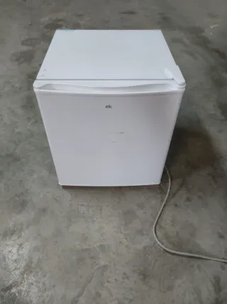 Nevera pequeña blanca