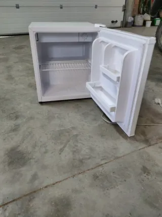 Nevera pequeña blanca