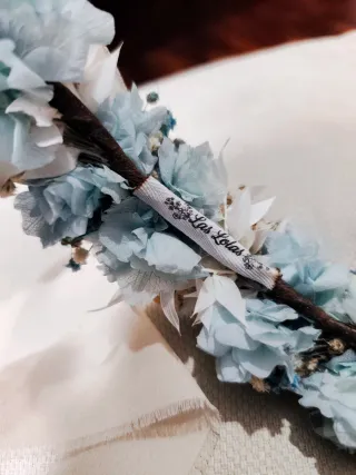 Corona de flores preservadas azul y blanco
