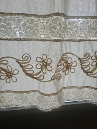 Cortinas de ventana con encaje beige.