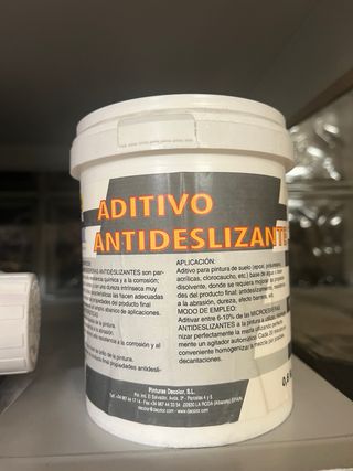 Aditivo antideslizante para añadir a pinturas