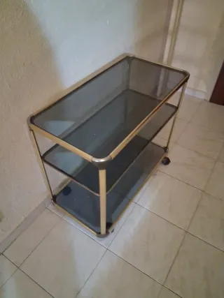 Carrito auxiliar cristal y metal dorado con ruedas