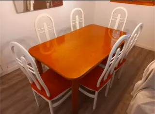 Mesa comedor con 6 sillas blancas