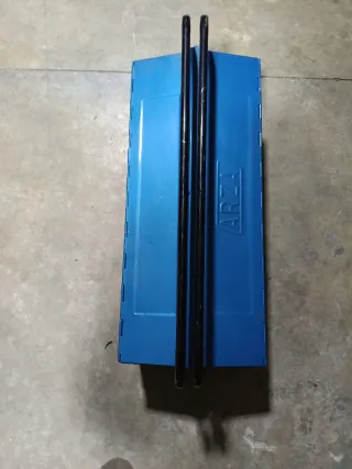 Caja de herramientas metálica azul
