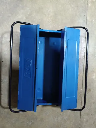 Caja de herramientas metálica azul