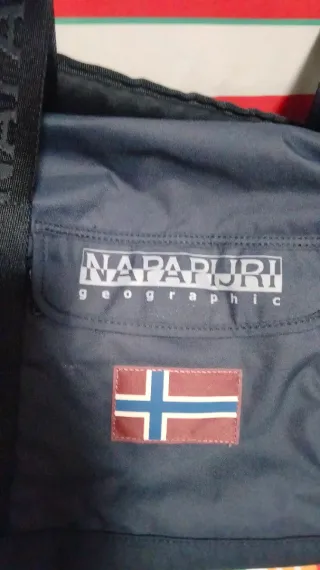 Bolso de viaje Napapijri negro y multicolor