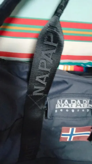 Bolso de viaje Napapijri negro y multicolor