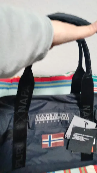 Bolso de viaje Napapijri negro y multicolor