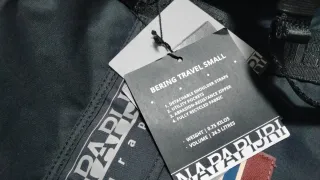 Bolso de viaje Napapijri negro y multicolor