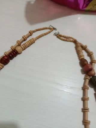 Collana in legno con pietre