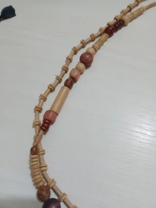 Collana in legno con pietre
