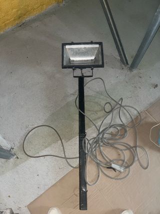 Foco halógeno con trípode