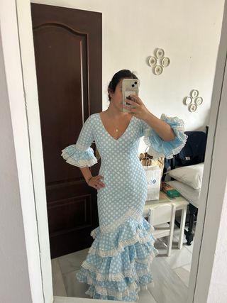 Traje de flamenca azul y blanco