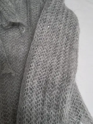 Jersey  de mohair en gris con destellos en plata.