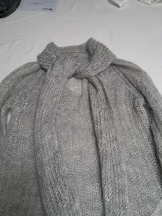 Jersey  de mohair en gris con destellos en plata.