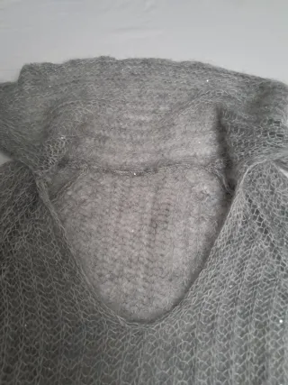 Jersey  de mohair en gris con destellos en plata.