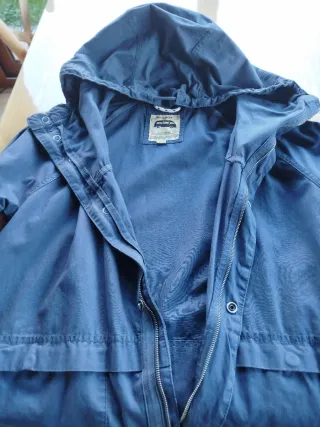Parka azul con capucha de entretiempo