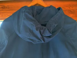 Parka azul con capucha de entretiempo