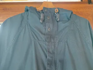 Parka azul con capucha de entretiempo