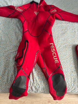 Traje de neopreno rojo