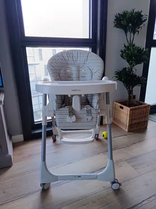 Trona de bebé con cojín a rayas