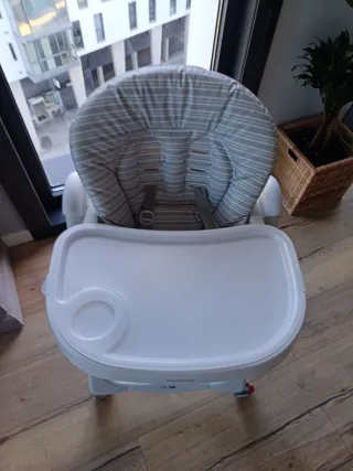 Trona de bebé con cojín a rayas