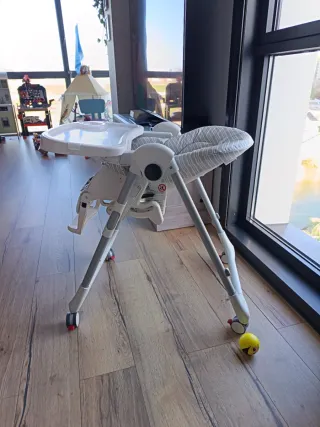 Trona de bebé con cojín a rayas