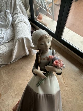 Figura Lladro Niña con Flores