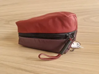 Neceser Adolfo Domínguez morado/rojo