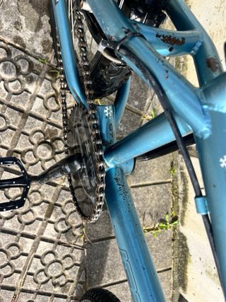 Bicicleta BMX azul marca BIZIPUNTO