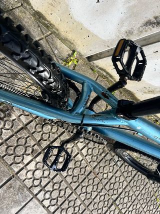 Bicicleta BMX azul marca BIZIPUNTO