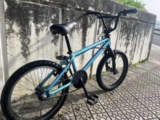 Bicicleta BMX azul marca BIZIPUNTO